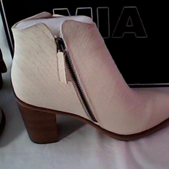 Mia Barby Ivy Faux Leather Textured Booties Size 7M NIB - Picture 3 of 9